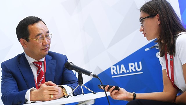 Айсен Николаев во время интервью на стенде Международного информационного агентства Россия сегодня на IV Восточном экономическом форуме