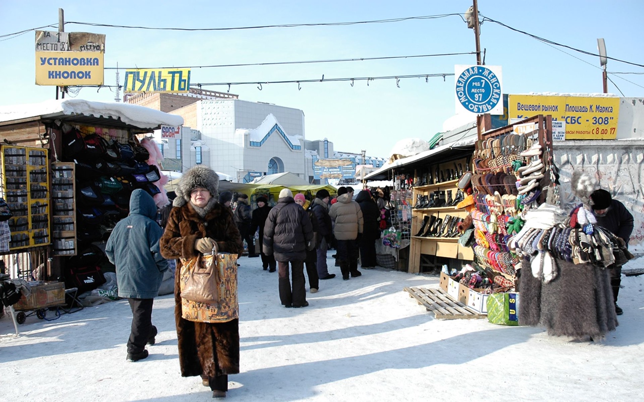 Продам рынок новосибирск. Вещевой рынок площадь Маркса Новосибирск. Володарский рынок Брянск. Новосибирский вещевой рынок в 90е. Площадь Маркса Новосибирск 90-е.